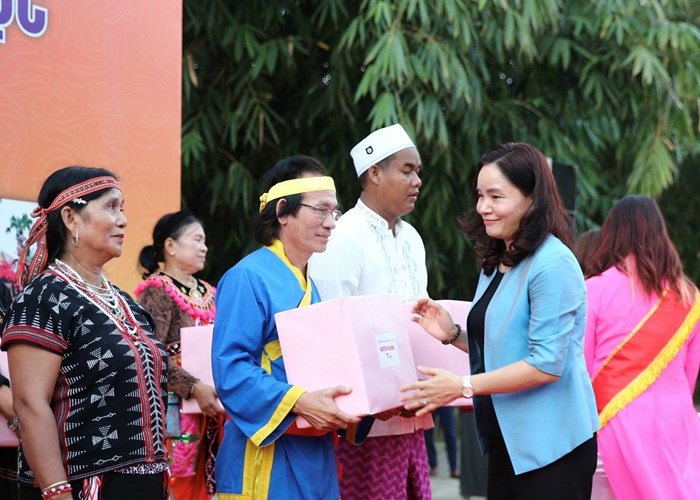 Củng cố khối đại đoàn kết toàn dân tộc, thắp sáng ngọn lửa khát vọng vươn lên - Anh 4