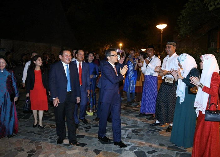 Tăng cường sức mạnh đại đoàn kết và tôn vinh di sản văn hoá truyền thống tốt đẹp của dân tộc - Anh 2