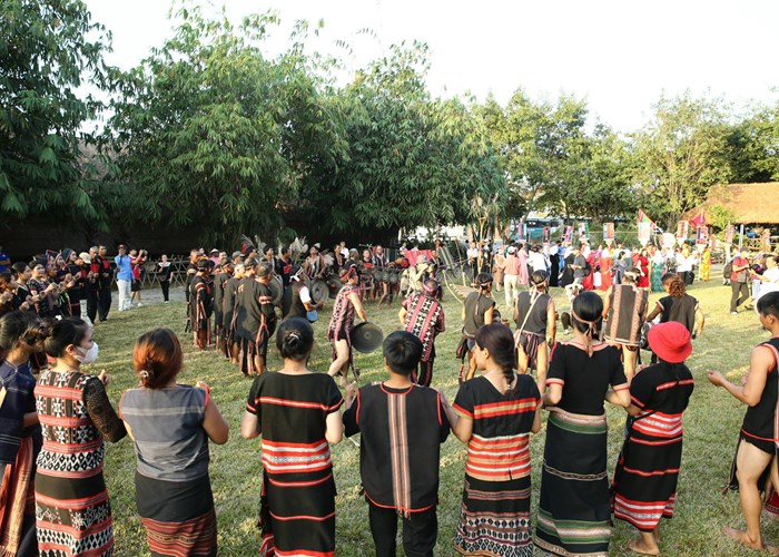 Tăng cường sức mạnh đại đoàn kết và tôn vinh di sản văn hoá truyền thống tốt đẹp của dân tộc - Anh 20