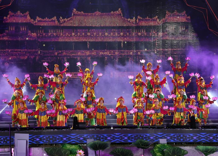 Tăng cường sức mạnh đại đoàn kết và tôn vinh di sản văn hoá truyền thống tốt đẹp của dân tộc - Anh 10