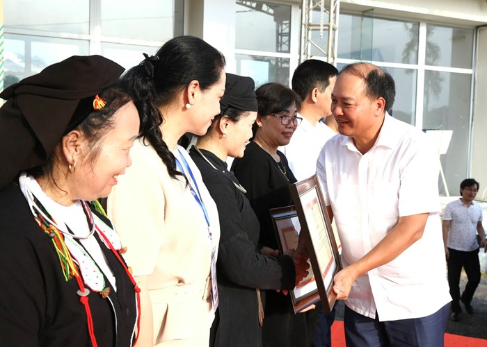 "Nhờ có Liên hoan, đồng bào dân tộc thiểu số chúng tôi mới có dịp cùng nhau quảng bá trang phục, nét đẹp văn hoá của cộng đồng" - ảnh 3