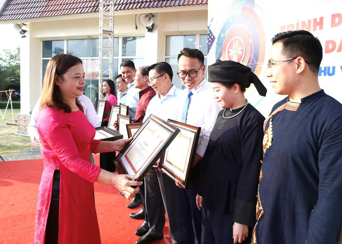 "Nhờ có Liên hoan, đồng bào dân tộc thiểu số chúng tôi mới có dịp cùng nhau quảng bá trang phục, nét đẹp văn hoá của cộng đồng" - ảnh 2