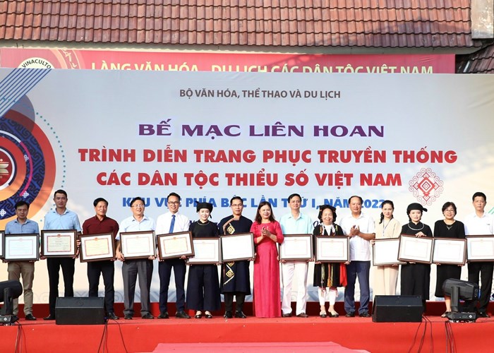 "Nhờ có Liên hoan, đồng bào dân tộc thiểu số chúng tôi mới có dịp cùng nhau quảng bá trang phục, nét đẹp văn hoá của cộng đồng" - ảnh 1