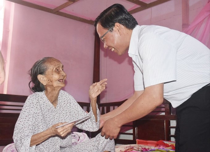 Ban Bí thư: Nghiêm cấm biếu, tặng quà Tết cho lãnh đạo dưới mọi hình thức; chỉ dự lễ chùa, lễ hội khi được phân công - Anh 1