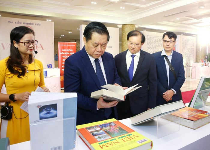 Trưng bày 500 tài liệu, báo, tạp chí về xây dựng và phát huy giá trị văn hóa, sức mạnh con người Việt Nam - Anh 1