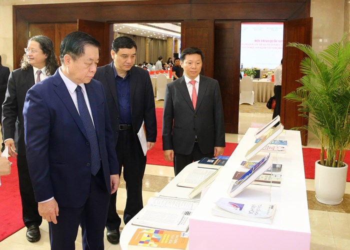 Trưng bày 500 tài liệu, báo, tạp chí về xây dựng và phát huy giá trị văn hóa, sức mạnh con người Việt Nam - Anh 2