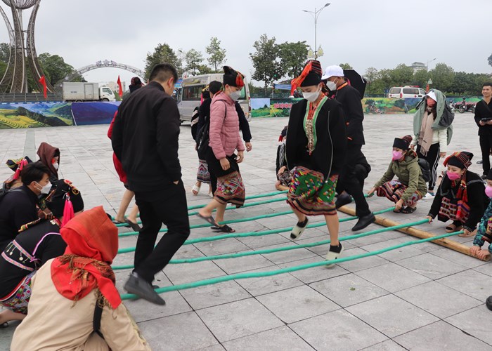 Khai mạc các hoạt động chung trong khuôn khổ Ngày hội VHTTDL các dân tộc vùng Tây Bắc lần thứ XV - Anh 3