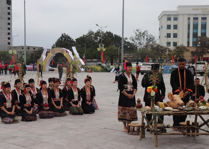 Khai mạc các hoạt động chung trong khuôn khổ Ngày hội VHTTDL các dân tộc vùng Tây Bắc lần thứ XV - Anh 15