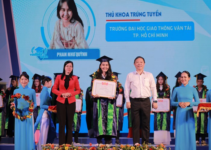 TP.HCM: Vinh danh 75 thủ khoa năm 2022 - Anh 2