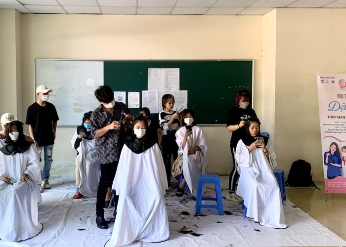 Sinh viên văn hóa tổ chức sự kiện tri ân cựu Thanh niên xung phong và gây quỹ bệnh nhân ung thư - Anh 2