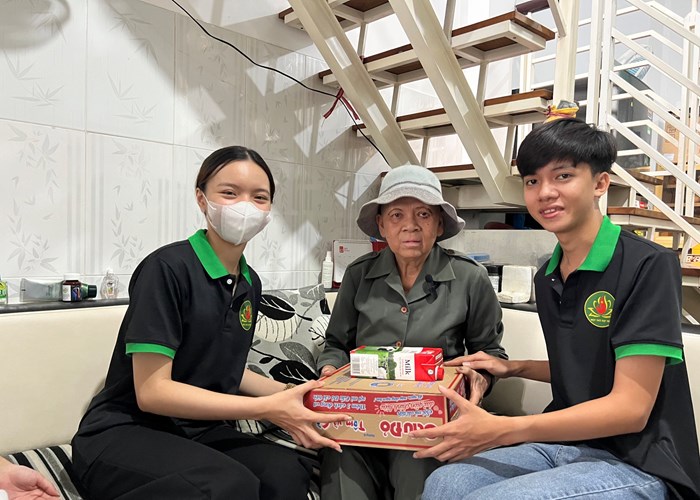Sinh viên văn hóa tổ chức sự kiện tri ân cựu Thanh niên xung phong và gây quỹ bệnh nhân ung thư - Anh 4