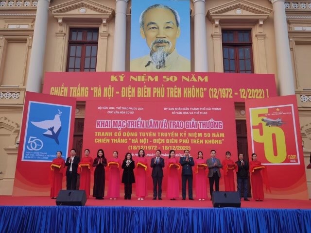 Trao giải và khai mạc triển lãm tranh cổ động kỷ niệm 50 năm Chiến thắng Hà Nội - Điện Biên Phủ trên không - Anh 1