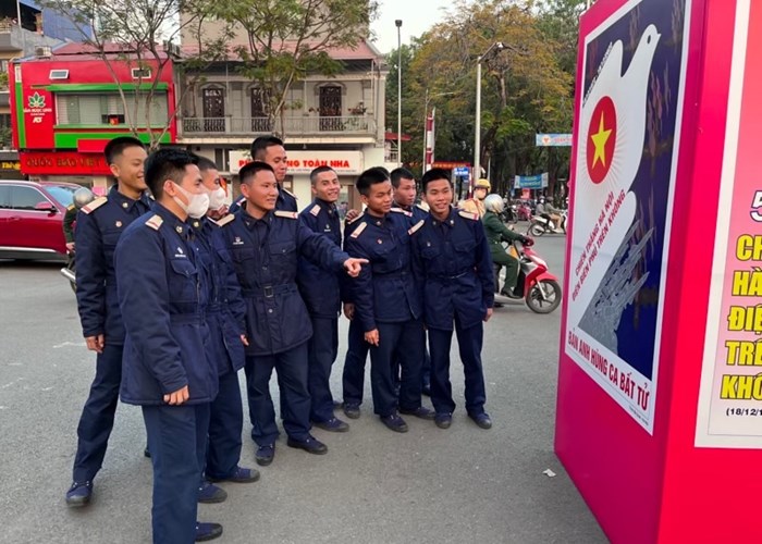 Trao giải và khai mạc triển lãm tranh cổ động kỷ niệm 50 năm Chiến thắng Hà Nội - Điện Biên Phủ trên không - Anh 3