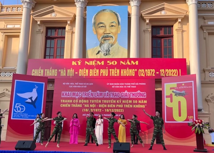 Trao giải và khai mạc triển lãm tranh cổ động kỷ niệm 50 năm Chiến thắng Hà Nội - Điện Biên Phủ trên không - Anh 8
