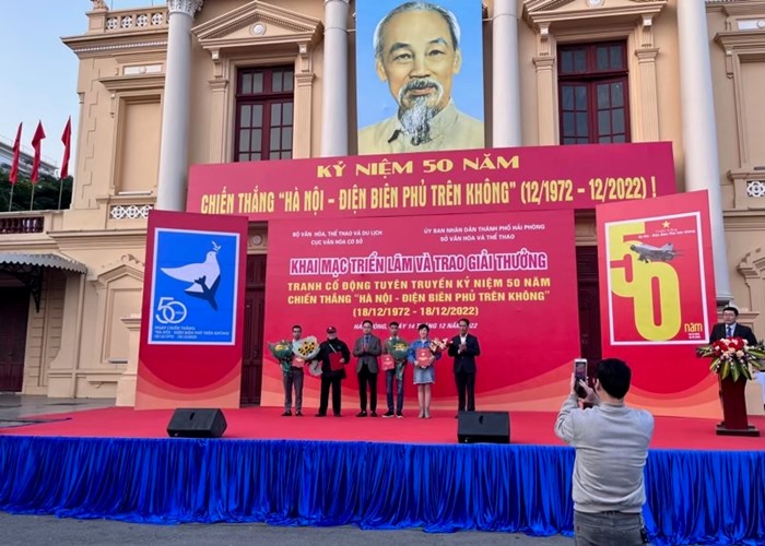 Trao giải và khai mạc triển lãm tranh cổ động kỷ niệm 50 năm Chiến thắng Hà Nội - Điện Biên Phủ trên không - Anh 7