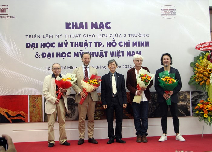 Triển lãm hơn 90 tác phẩm của hai trường đại học mỹ thuật - Anh 1