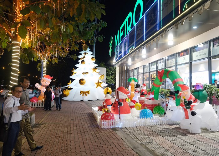 Cây thông “khổng lồ” độc lạ tại CBD Thủ Đức: Điểm check-in “hot” của giới trẻ - Anh 1