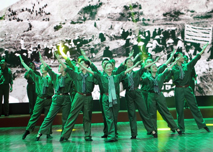 Xúc động chương trình giao lưu nghệ thuật “Một thời đẹp nhất” tri ân các cựu Thanh niên xung phong - Anh 1