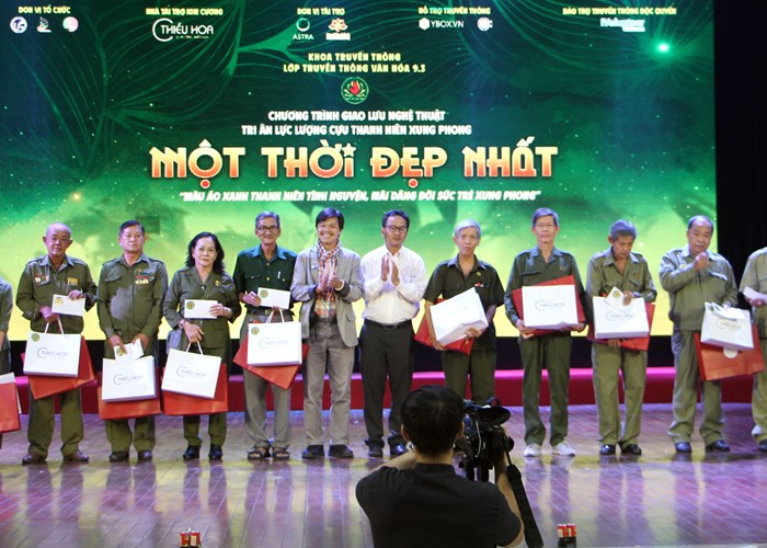 Xúc động chương trình giao lưu nghệ thuật “Một thời đẹp nhất” tri ân các cựu Thanh niên xung phong - Anh 6