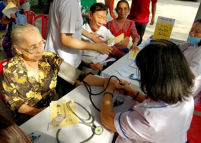 TP.HCM: Trao quà “Tết Nhân ái” và khám bệnh, phát thuốc đến người dân hoàn cảnh khó khăn - Anh 2
