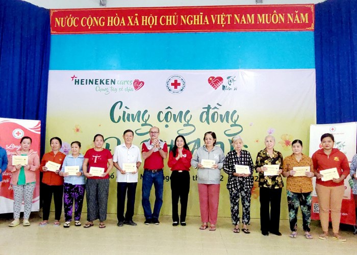 TP.HCM: Trao quà “Tết Nhân ái” và khám bệnh, phát thuốc đến người dân hoàn cảnh khó khăn - Anh 1
