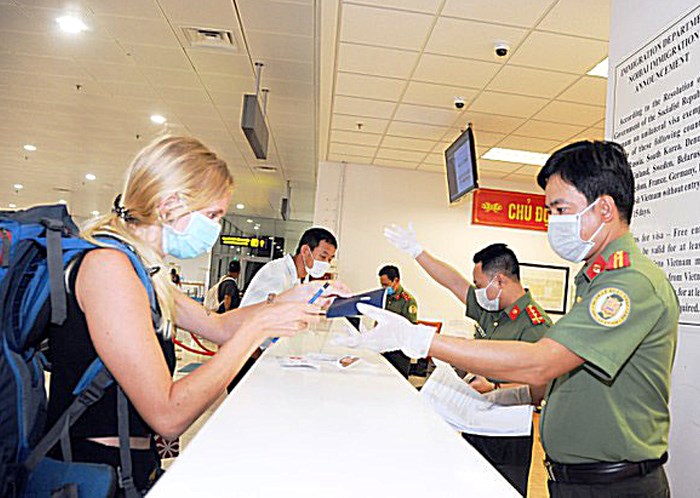 Thủ tướng: Sửa đổi, bổ sung các chính sách về thị thực tạo thuận lợi cho khách du lịch nhập cảnh - Anh 1