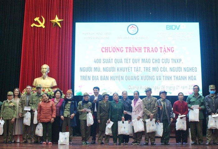 Quỹ Bầu ơi trao 600 suất quà cho người dân có hoàn cảnh khó khăn ở Thanh Hoá - Anh 1