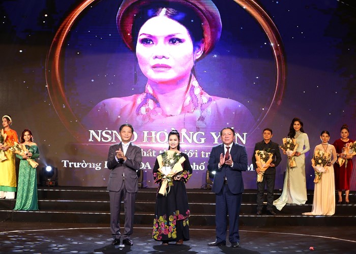 Vinh danh các nghệ sĩ tiêu biểu lĩnh vực nghệ thuật biểu diễn năm 2022: Trang trọng và xúc động - Anh 1