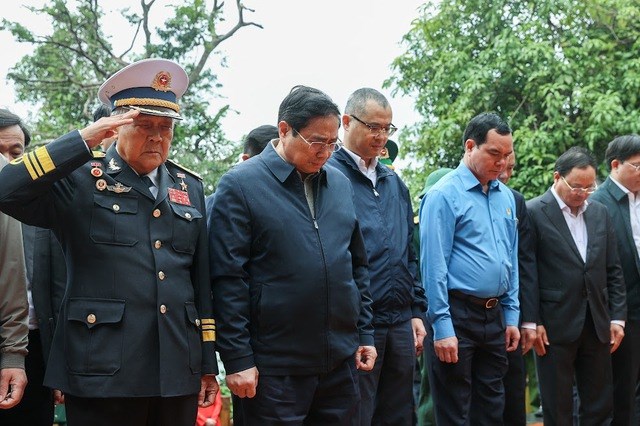 Thủ tướng dâng hương và thả hoa tại Di tích lịch sử Bến tàu Không số Vũng Rô - Anh 2