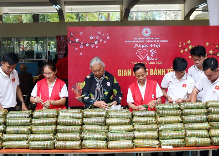 “Tết Nhân ái” và bữa cơm đoàn viên cho người nghèo - Anh 2
