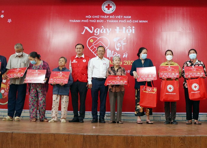 “Tết Nhân ái” và bữa cơm đoàn viên cho người nghèo - Anh 1
