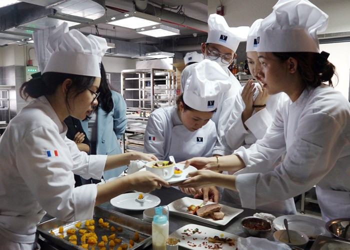 Sinh viên tổ chức bữa ăn cho thầy cô, ba mẹ làm bài thi kết thúc môn - Anh 2