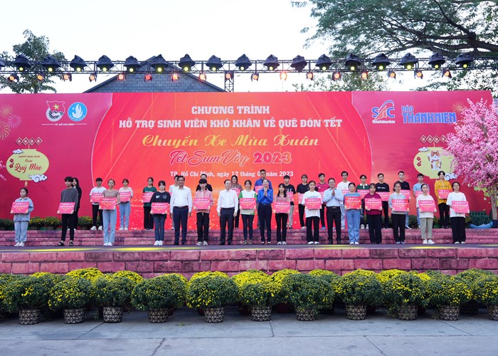 “Chuyến xe mùa xuân” đưa 2.000 sinh viên, người lao động về quê đón Tết - Anh 1