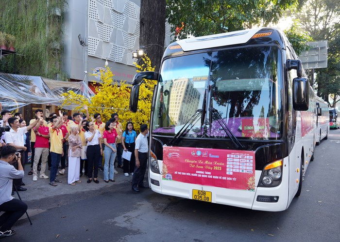 “Chuyến xe mùa xuân” đưa 2.000 sinh viên, người lao động về quê đón Tết - Anh 2