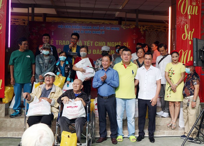 Mang Tết đến với nghệ sĩ nghèo - Anh 1