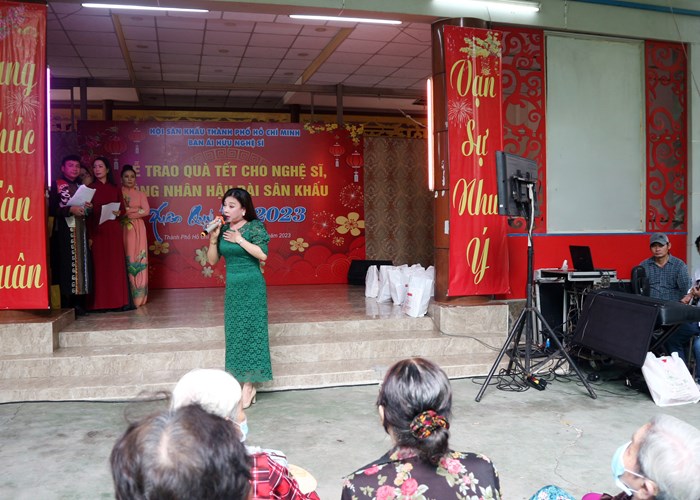 Mang Tết đến với nghệ sĩ nghèo - Anh 3