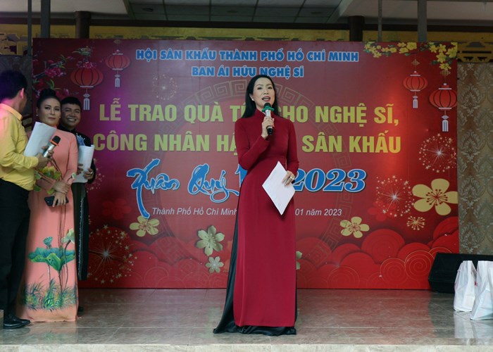 Mang Tết đến với nghệ sĩ nghèo - Anh 2