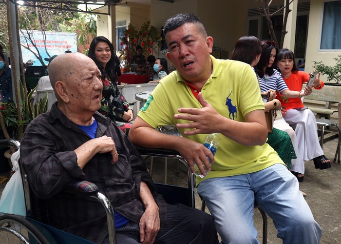 Mang Tết đến với nghệ sĩ nghèo - Anh 5