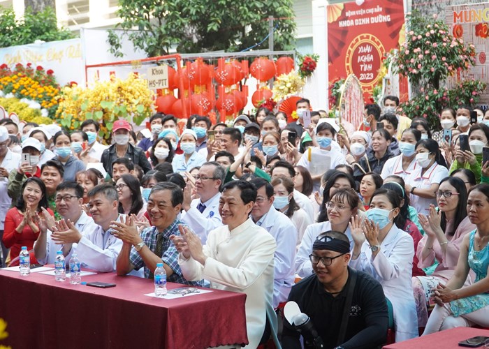 Đường hoa Xuân Quý Mão tại Bệnh viện Chợ Rẫy - Anh 1