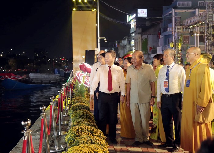 Chợ hoa xuân “Trên bến dưới thuyền” - Nét đẹp văn hóa truyền thống giữa lòng đô thị hiện đại - Anh 1