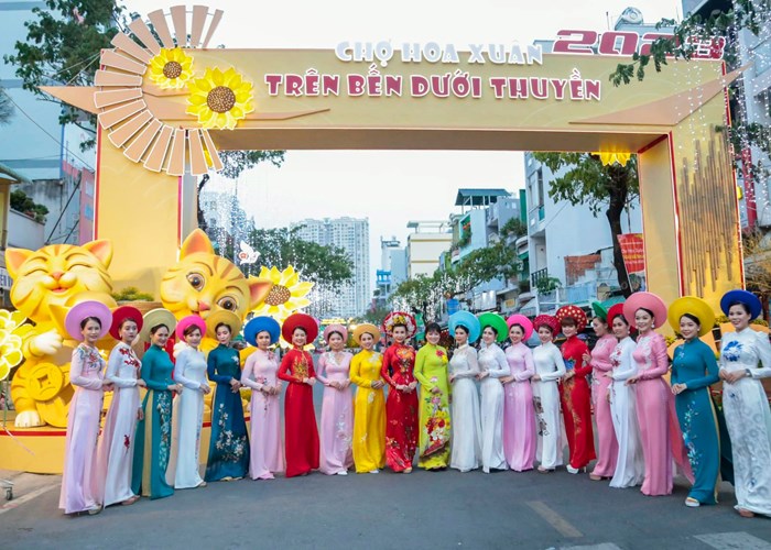 Chợ hoa xuân “Trên bến dưới thuyền” - Nét đẹp văn hóa truyền thống giữa lòng đô thị hiện đại - Anh 4