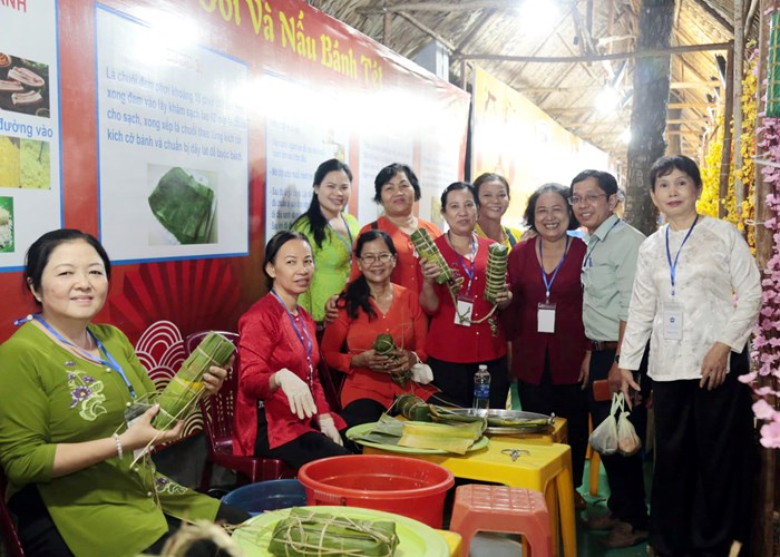 Chợ hoa xuân “Trên bến dưới thuyền” - Nét đẹp văn hóa truyền thống giữa lòng đô thị hiện đại - Anh 2