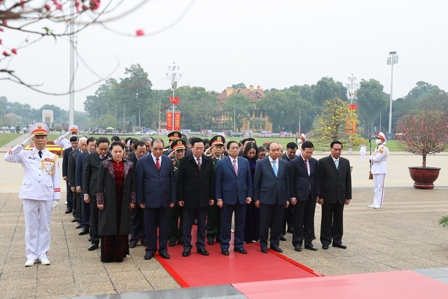 Lãnh đạo Đảng, Nhà nước vào Lăng viếng Chủ tịch Hồ Chí Minh, tưởng niệm các Anh hùng liệt sĩ - Anh 2