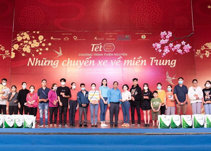 Hoa hậu Tiểu Vy trao tặng 500 vé xe cho công nhân về miền Trung - Anh 1