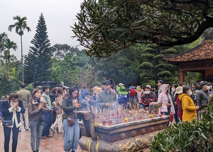 Hàng ngàn du khách đổ về Chùa Hương ngày khai hội - Anh 8