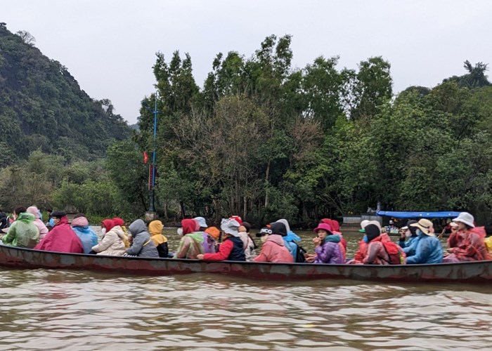 Hàng ngàn du khách đổ về Chùa Hương ngày khai hội - Anh 4