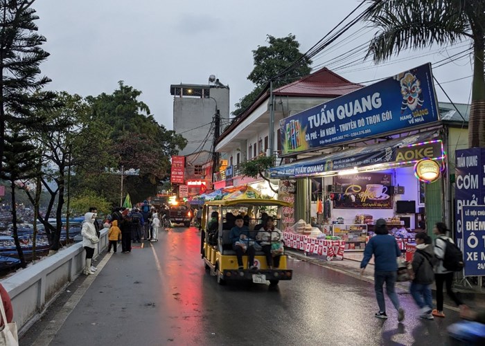 Hàng ngàn du khách đổ về Chùa Hương ngày khai hội - Anh 3