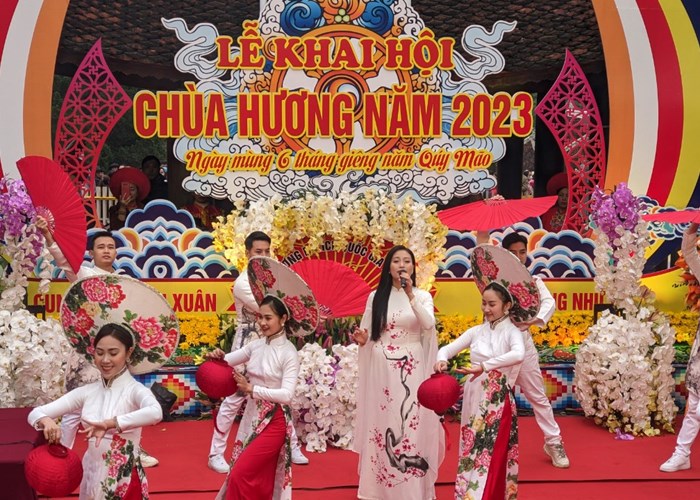 Hàng ngàn du khách đổ về Chùa Hương ngày khai hội - Anh 9