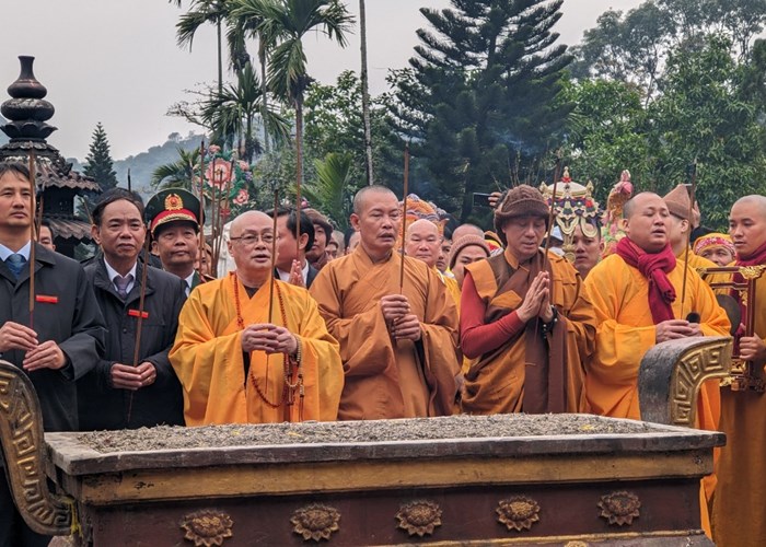 Hàng ngàn du khách đổ về Chùa Hương ngày khai hội - Anh 1