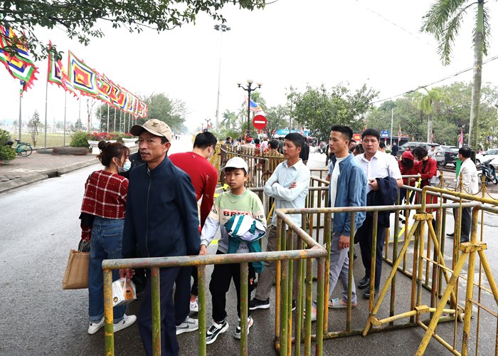 Đền Trần Nam Định đông đúc trước giờ khai ấn - Anh 3